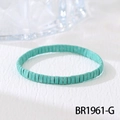 Gedetailleerde close-up van handgemaakte turquoise Tila-kralenarmband met matte afwerking - Turquoise Stijl (BR1961-G)