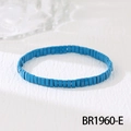 Détail du bracelet élastique en perles Tila bleu ciel montrant le modèle BR1960-E - Bracelet Élastique à Perles Tila (BR1960-E)