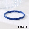Detailopname van blauwe Tila-kralenarmband met witte spikkels op getextureerd vlak - Donkerblauw Spatpatroon Stijl (BR1961-I)