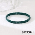 Vue macro de perles tila vert foncé sur un bracelet bohème élastique au fini brillant - Bracelet Élastique à Perles Tila (BR1960-H)