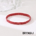 Gros plan d'un bracelet de perles Tila rouge foncé avec pièces rectangulaires en émail - Bracelet Élastique à Perles Tila (BR1960-J)
