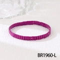 Vue détaillée d'un bracelet extensible en perles Tila bohème violettes sur papier blanc - Bracelet Élastique à Perles Tila (BR1960-L)