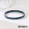 Détail du bracelet en perles Tila gris foncé montrant les perles plates et le style minimal - Bracelet Élastique à Perles Tila (BR1960-P)