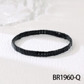 Vue macro de perles Tila noires à la finition brillante sur un bracelet bohème - Bracelet Élastique à Perles Tila (BR1960-Q)