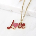 Goldene Halskette mit LOVE-Anhänger, rotem und rosa Glitzerherz-Detail - LOVE Buchstaben Halskette (NE2646-G)
