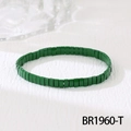 Vue détaillée du bracelet en perles Tila vert foncé montrant la structure élastique - Bracelet Élastique à Perles Tila (BR1960-T)