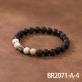 Nahaufnahme von Perlenarmband mit schwarzen Lavasteinen und silberner Metallperle - Weißer Holzmaserung-Stein Stil (BR2071-A-Weißholz)