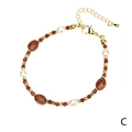 Detail van kralenarmband met witte parels, goudsteen kralen en gouden karabijnsluiting - Roodbruine Goudsteen Stijl (BR1346-C)