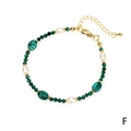 Detail van malachiet kralenarmband met parels en verstelbare goudkleurige karabijnsluiting - Groene Malachiet Stijl (BR1346-F)