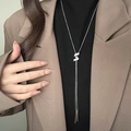 Zilveren lariat truiketting met S-vormige zirkoon hanger op een slangenketting - Zilveren Spiraal Kwastje Ketting