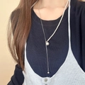 Elegante zilveren kwastjesketting met witte parels op model, asymmetrisch ontwerp - Verstelbare parelketting