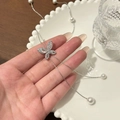 Silberne Schmetterlingskette mit Zirkonsteinen und weißer Perle für eleganten Schmuckstil - Glänzende Zirkon Schmetterling Perlenkette