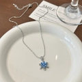 Edle Silberhalskette mit einem rotierenden blauen Schneeflocken-Anhänger und Zirkonia - Drehbar (Blau) / Blau