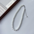 Elegante collar de perlas blancas en degradado con un cierre de langosta plateado - Estilo Collar de Perlas / Blanco