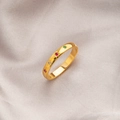 Slanke gouden ring met gekleurde zirkoon sterpatronen op grijze zijden achtergrond - US 6 / Kleurrijke Ster Zirkonia Ring