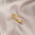 Slanke gouden ring met een verloop van veelkleurige zirkoonstenen en geborstelde textuur - US 6 / Dunne Regenboog Zirkonia Ring