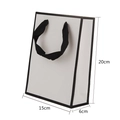 Minimalistische weiße Geschenktüte mit schwarzem Rand und Stoffgriff, 15x6x20cm - 15x6x20cm / Weiß mit schwarzem Rand Stil
