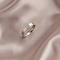Polierter silberner Edelstahl-Ring im minimalistischen Design auf Champagner-Seide - US 6 / Polierter 4mm Stil