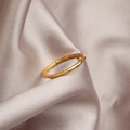 Elegante anello in acciaio al titanio dorato design bambù su sfondo di seta per donna - US 6 / Oro