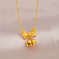 Collier nœud muguet plaqué or 18k sur fond luxueux en soie de couleur champagne - Collier Muguet Nœud Papillon Or