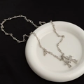 Collana lussuosa con doppio croce d'argento, cristalli brillanti e catena a spirale - Collana con ciondolo a doppia croce