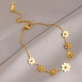 18K vergoldete Titan-Fußkette mit sechs zarten Gänseblümchen-Anhängern und Kettchen - Gänseblümchen Floral