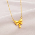 Collier nœud doré avec pendentif goutte d'eau et finition mate sur tissu en soie - Collier Nœud Papillon Goutte d'Eau Or