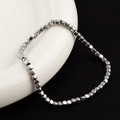Dunkles Perlenarmband mit metallisch grauen Würfelperlen und industriellem Stil - Würfelperlen-Stil / Graues Feines Silberfragment-Armband