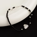Minimalistisches Perlenarmband mit Herz-Anhaenger und schwarzen Perlen fuer Damen - Herzförmiges Lächeln / Schwarzes Perlenarmband mit Lachendem Gesicht