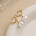 Élégantes boucles d'oreilles créoles en titane doré avec perles blanches rondes - Style Élégante Perle d'Imitation Blanche