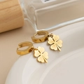 Boucles d'oreilles créoles trèfle doré en acier titane avec finition texturée rayonnante - Style Trèfle à Texture Rayonnante Exquis