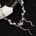 Zilveren bloemenketting met lichtblauwe stenen en sprankelende strass kwastjes details - Witte Maanlicht Bloem Kwastje Ketting