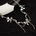 Zilveren gelaagde vlinderketting met blauwe kristallen en parels in retrostijl - Vlinder Kwastje Ketting