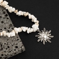 Collana in stile etnico con pietre naturali bianche e ciondolo a sole in argento - Collana Stile Sole Vintage