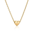 Primer plano de un colgante de corazón de oro de 18K con la letra Q grabada en cadena O - Estilo Inicial Q Corazón (Q)