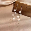 Élégantes boucles d'oreilles pompons dorées avec fleurs blanches et cristaux sur soie - Gland Petite Fleur Blanche Or (E4508)