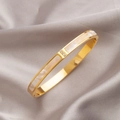 Eleganter Gold-Armreif aus Titanstahl mit Muscheleinlage und drei Zirkonia-Steinen - Muschel-Textur Stil (sztx111) / Innendurchmesser 6.1*5.1cm / Gold