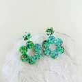 Detailweergave van acryl bloemoorbellen met groene basis en kleurrijke sterglitters - Sterren Groen Glitter (#11)