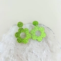 Macro-opname van neon groene acryl bloemoorbellen met glitters en metalen ringen - Fluorescerend Groen Glitter (#1)