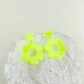 Detailopname van neongele acryl bloemoorbellen op een getextureerde glazen ondergrond - Fluorescerend Geelgroen (#9)