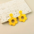 Levendige gele acryl bloemenoorbellen op een decoratieve stenen plaat met textuur - Geel