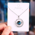 Dettaglio della collana con ciondolo pianeta blu con luna crescente e pietre di zircone - Stile Pianeta Luna Argento (XL2032-2)
