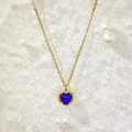 Collier doré style français avec pendentif cœur opale bleu foncé sur fond de perles blanches - Or Pierre d'Oeil de Chat Bleu Foncé
