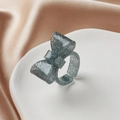 Funkelnder grauer Harzring in Schleifenform mit Silberglitzer und verstellbarem Band - Grau