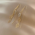 Boucles d'oreilles pampilles dorées avec pendentifs feuilles sur fond de soie champagne - Ligne d'Oreille à Gland Feuille Creuse Or (A362)