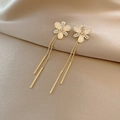 Boucles d'oreilles à pompons avec fleurs en œil de chat champagne et chaînes en or - Gland Floral Œil de Chat Or (A364)