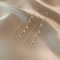 Boucles d'oreilles longues en or avec cinq cristaux carrés et crochets en U élégants - Ligne d'Oreille Minimaliste en Cristal Carré Or (A370)