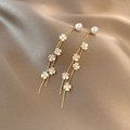 Boucles d'oreilles pendantes dorées avec perles blanches et pompons fleur en nacre - Gland Grosse Perle Fleur Or (E3110)