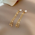 Boucles d'oreilles pendantes dorées avec perles blanches et sequins sur soie champagne - Gland Paillettes Métalliques Perle Or (E3158)