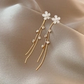 Boucles d'oreilles pampilles dorées avec pétales blancs et strass scintillants - Gland Fleur Blanche en Strass Or (E4075)